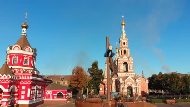 Luchtfoto van de Oekraïense christelijke kerk gevestigd in grijze industriële stad — Stockvideo