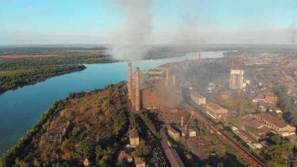 Luftaufnahme der Industrieanlage mit rauchenden Pfeifen in der Nähe der Stadt. Industriegebiet — Stockvideo