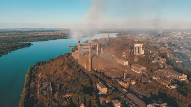 Flygfoto över industrianläggningen med rökpipor nära staden. Industriområde — Stockvideo