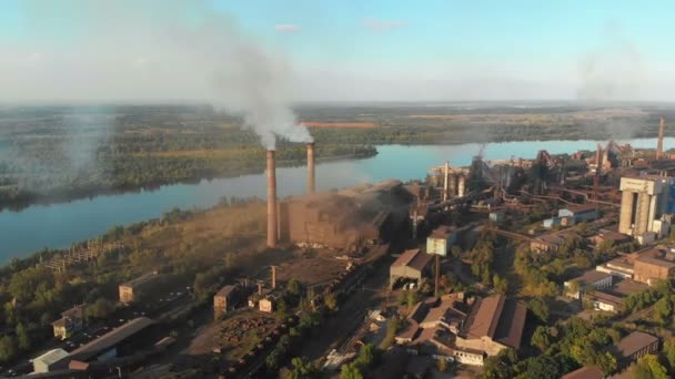 Luchtfoto van de fabrieksinstallaties met pijpen in de buurt van de stad. Industriezone — Stockvideo