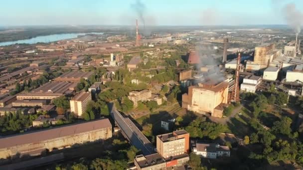 Luftaufnahme der Industrieanlage mit rauchenden Pfeifen in der Nähe der Stadt. Industriegebiet — Stockvideo