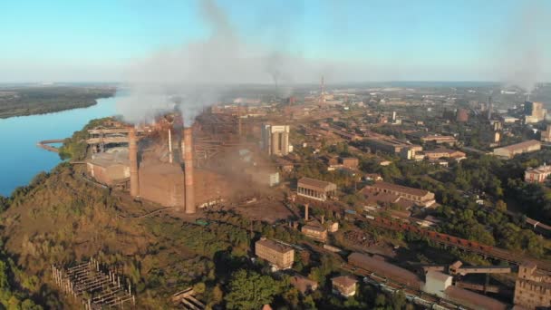 Vista aérea da planta industrial com cachimbos de fumadores perto da cidade. Zona industrial — Vídeo de Stock