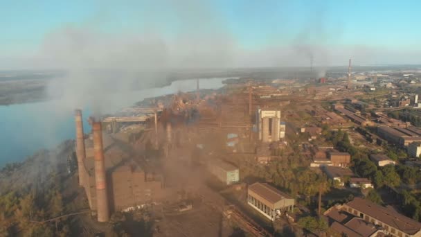 Vista aérea da planta industrial com cachimbos de fumadores perto da cidade. Zona industrial — Vídeo de Stock