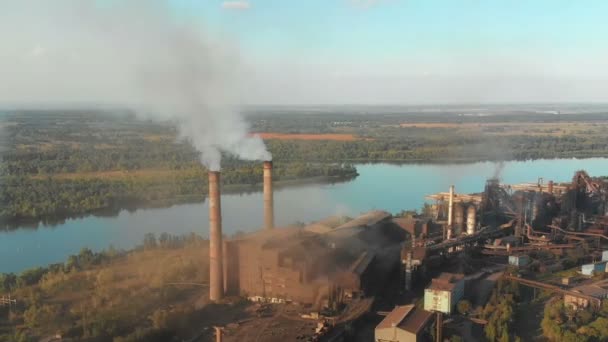 Luftaufnahme der Industrieanlage mit rauchenden Pfeifen in der Nähe der Stadt. Industriegebiet — Stockvideo