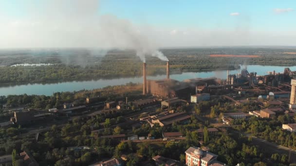 Luchtfoto van de fabrieksinstallaties met pijpen in de buurt van de stad. Industriezone — Stockvideo