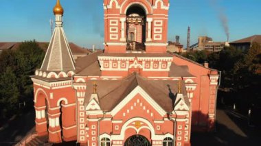 Ukrayna Hıristiyan Kilisesi yer gri sanayi City hava görünümünü