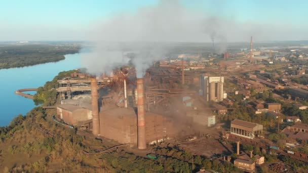 Luchtfoto van de fabrieksinstallaties met pijpen in de buurt van de stad. Industriezone — Stockvideo