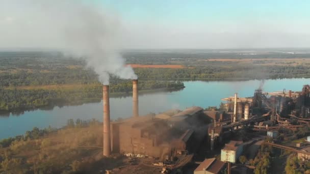 Veduta aerea dello stabilimento industriale con tubi fumatori vicino alla città. Zona industriale — Video Stock