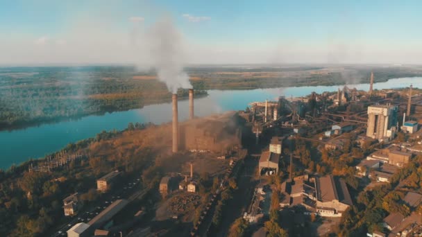 Vista aérea da planta industrial com cachimbos de fumadores perto da cidade. Zona industrial — Vídeo de Stock