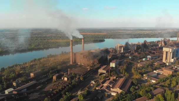 Vue aérienne de l'usine industrielle avec des tuyaux fumeurs près de la ville. Zone industrielle — Video