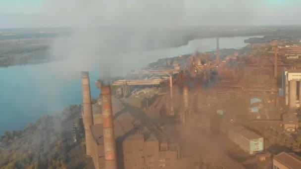 Vista aérea de la Planta Industrial con Tuberías Fumadoras cerca de la Ciudad. Zona industrial — Vídeo de stock