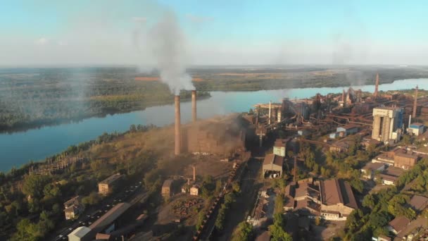 Vista aérea da planta industrial com cachimbos de fumadores perto da cidade. Zona industrial — Vídeo de Stock