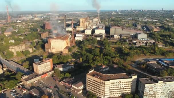 Veduta aerea dello stabilimento industriale con tubi fumatori vicino alla città. Zona industriale — Video Stock