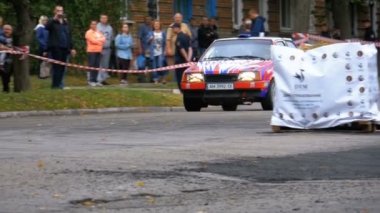 Ralli şampiyonasında. Spor arabalar şehir de asfalt yol üzerinde yarış ralli