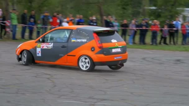 Championship Rally. Rally Racing na sportowe samochody na drodze asfaltu w mieście — Wideo stockowe