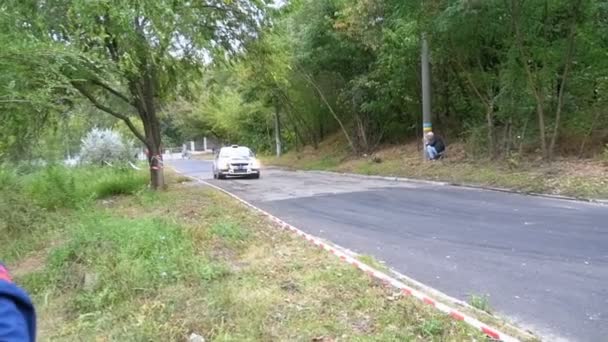 Campionato nel Rally. Rally Racing su auto sportive sulla strada asfaltata in città — Video Stock