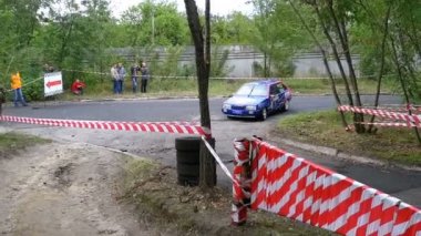 Ralli şampiyonasında. Spor arabalar şehir de asfalt yol üzerinde yarış ralli
