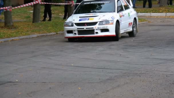 Campeonato en Rally. Rally Racing en coches deportivos en la carretera de asfalto de la ciudad — Vídeos de Stock