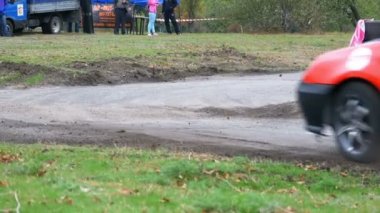 Ralli şampiyonasında. Spor arabalar şehir de asfalt yol üzerinde yarış ralli