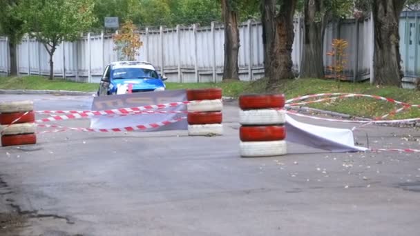 Campeonato en Rally. Rally Racing en coches deportivos en la carretera de asfalto de la ciudad — Vídeos de Stock