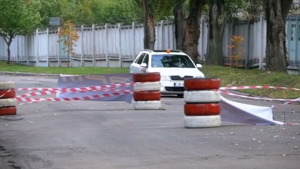 Campeonato em Rally. Rally Racing em carros esportivos na estrada de asfalto na cidade — Vídeo de Stock