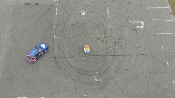 ラリー車を実行するドリフトのアスファルトの上の平面図 — ストック動画