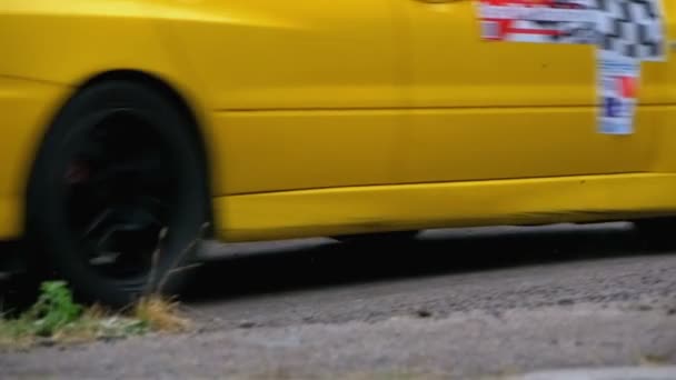Ralli şampiyonasında. Spor arabalar şehir de asfalt yol üzerinde yarış ralli — Stok video