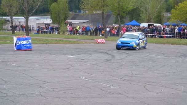 Championship Rally. Rally Racing na sportowe samochody na drodze asfaltu w mieście — Wideo stockowe