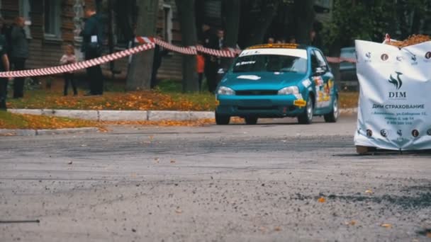 Championship Rally. Rally Racing na sportowe samochody na drodze asfaltu w mieście — Wideo stockowe