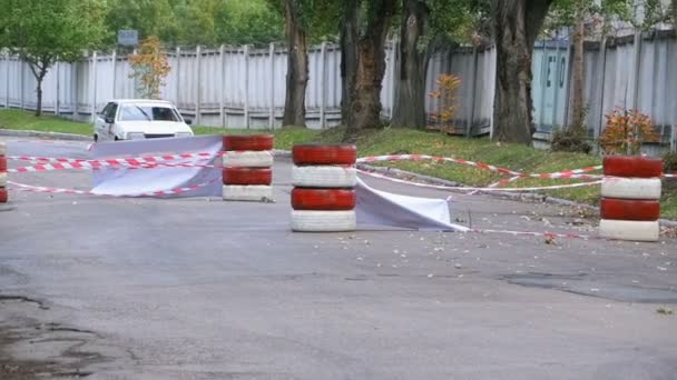 Campeonato em Rally. Rally Racing em carros esportivos na estrada de asfalto na cidade — Vídeo de Stock