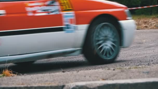 Mistrovství v Rally. Rally závody sportovních vozech na asfaltovou silnici ve městě — Stock video