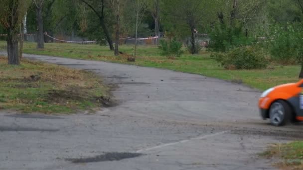 Campeonato en Rally. Rally Racing en coches deportivos en la carretera de asfalto de la ciudad — Vídeo de stock