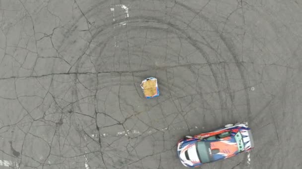 Ovanifrån av en Rally Drift för utförande av bil på asfalt — Stockvideo