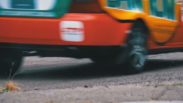 Meisterschaft in Rallye. Rallye-Rennen auf Sportwagen auf der Asphaltstraße in der Stadt — Stockvideo