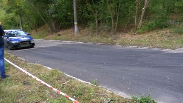 Campionato nel Rally. Rally Racing su auto sportive sulla strada asfaltata in città — Video Stock