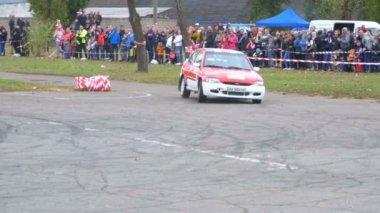 Ralli şampiyonasında. Spor arabalar şehir de asfalt yol üzerinde yarış ralli