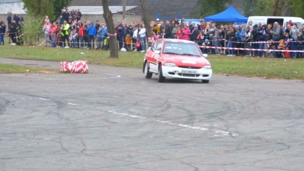 Kampioenschap in Rally. Rally Racing op sportwagens op de asfaltweg in de stad — Stockvideo