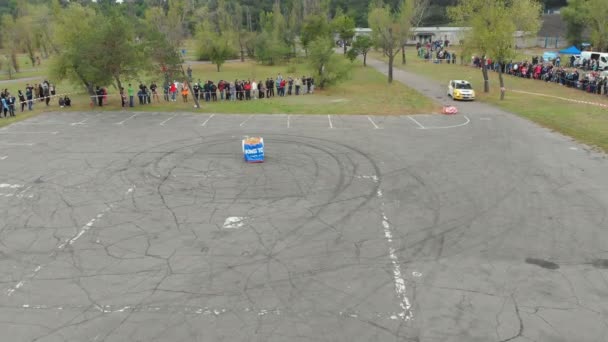 Vista superior de un coche de rally que realiza la deriva en el asfalto — Vídeos de Stock