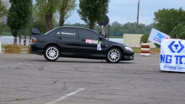 Championnat en Rallye. Rallye Racing sur les voitures de sport sur la route asphaltée de la ville — Video