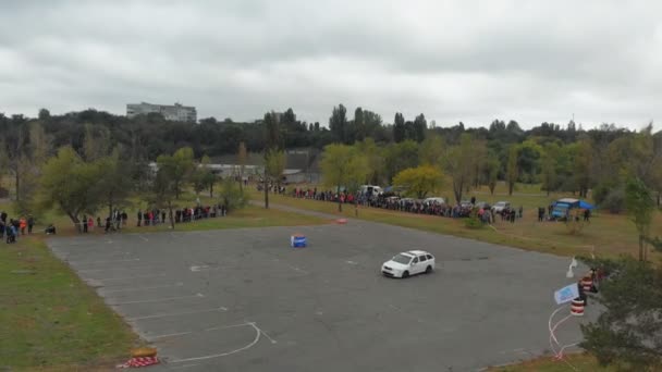 Vista superior de un coche de rally que realiza la deriva en el asfalto — Vídeos de Stock