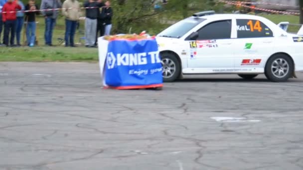 Championship Rally. Rally Racing na sportowe samochody na drodze asfaltu w mieście — Wideo stockowe