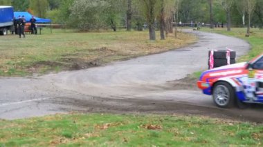 Ralli şampiyonasında. Spor arabalar şehir de asfalt yol üzerinde yarış ralli