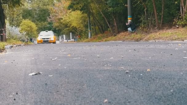 Campionato nel Rally. Rally Racing su auto sportive sulla strada asfaltata in città — Video Stock