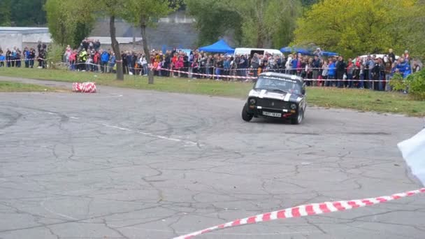 Meisterschaft in Rallye. Rallye-Rennen auf Sportwagen auf der Asphaltstraße in der Stadt — Stockvideo