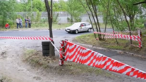 Mistrovství v Rally. Rally závody sportovních vozech na asfaltovou silnici ve městě — Stock video