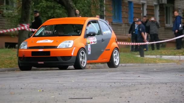 ラリー選手権。街のアスファルトの道路でスポーツカーのラリーレーシングします。 — ストック動画