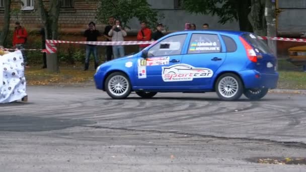 Kampioenschap in Rally. Rally Racing op sportwagens op de asfaltweg in de stad — Stockvideo