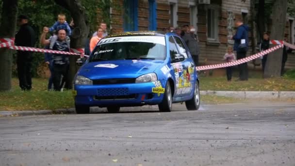 Championship Rally. Rally versenyző a sport autók az aszfalt úton, a város — Stock videók