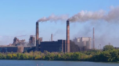 Bacalar, endüstriyel Metalurji tesisi yükselir City yakınındaki atmosferde gelen duman