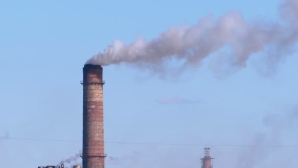 Fumaça das chaminés de plantas metalúrgicas industriais sobe na atmosfera perto da cidade — Vídeo de Stock